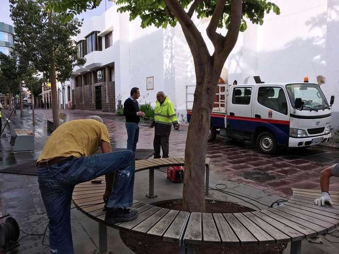 Operarios de Servicios Municipales adecenta el mobiliario urbano de Los Llanos, bajo la supervisión del concejal Eloy Santana (Foto TA)